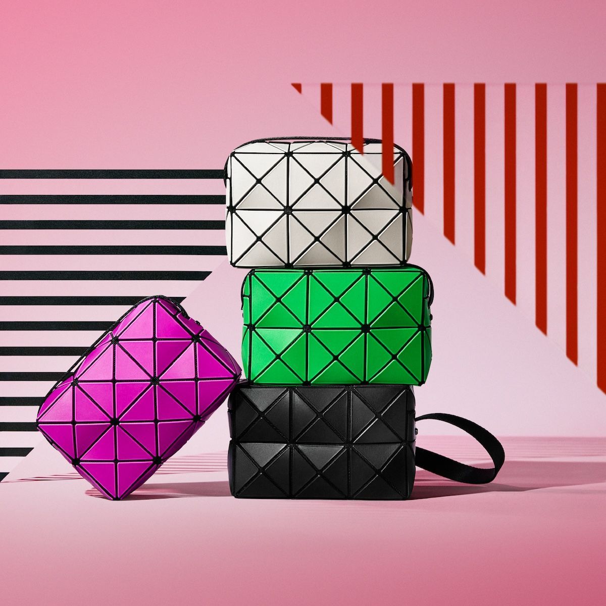 バオ バオ イッセイ ミヤケの新作バッグ。三角ピースのプレイフルな