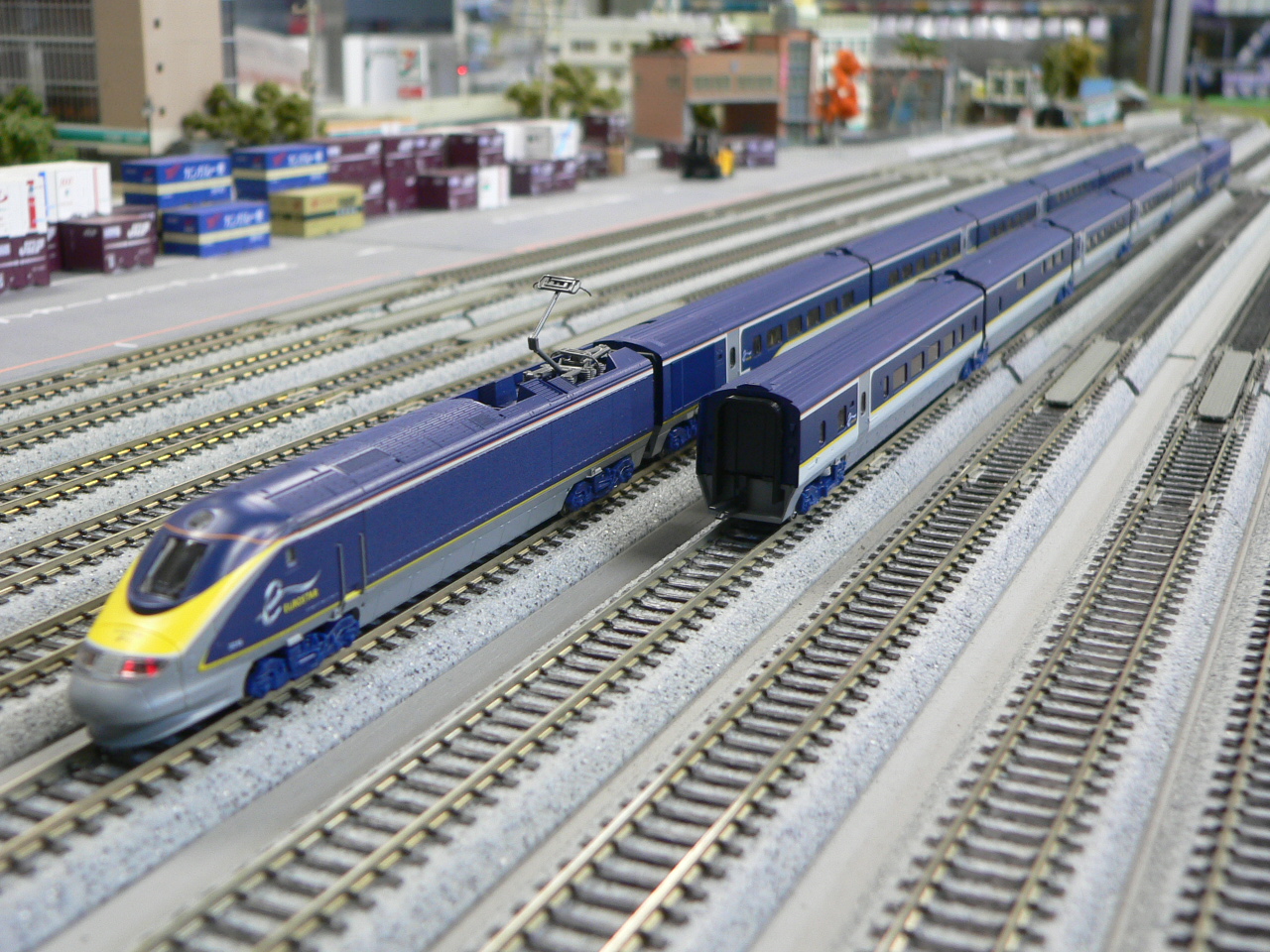 カトーのユーロスター新塗装を12両編成に組み替えた特製品セットを