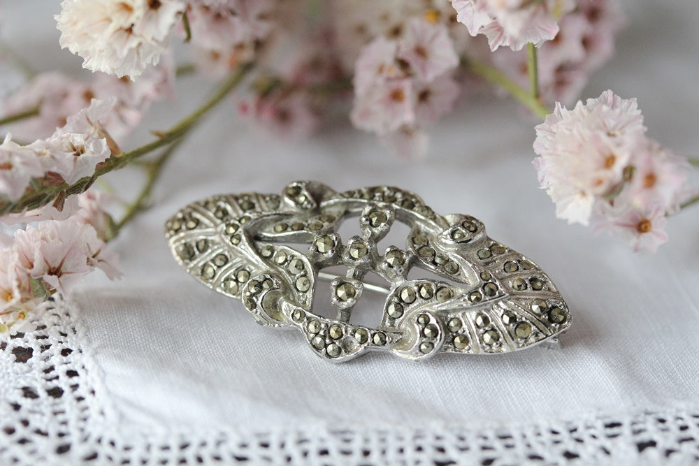 マーカサイトの落ち着いた輝きが美しいブローチ（横幅4cm） イギリス