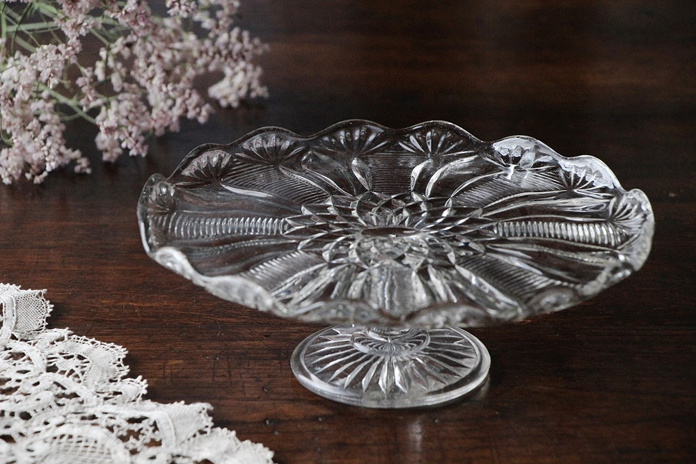 フリルのようなリムデザインが素敵なガラスコンポート（直径21cm