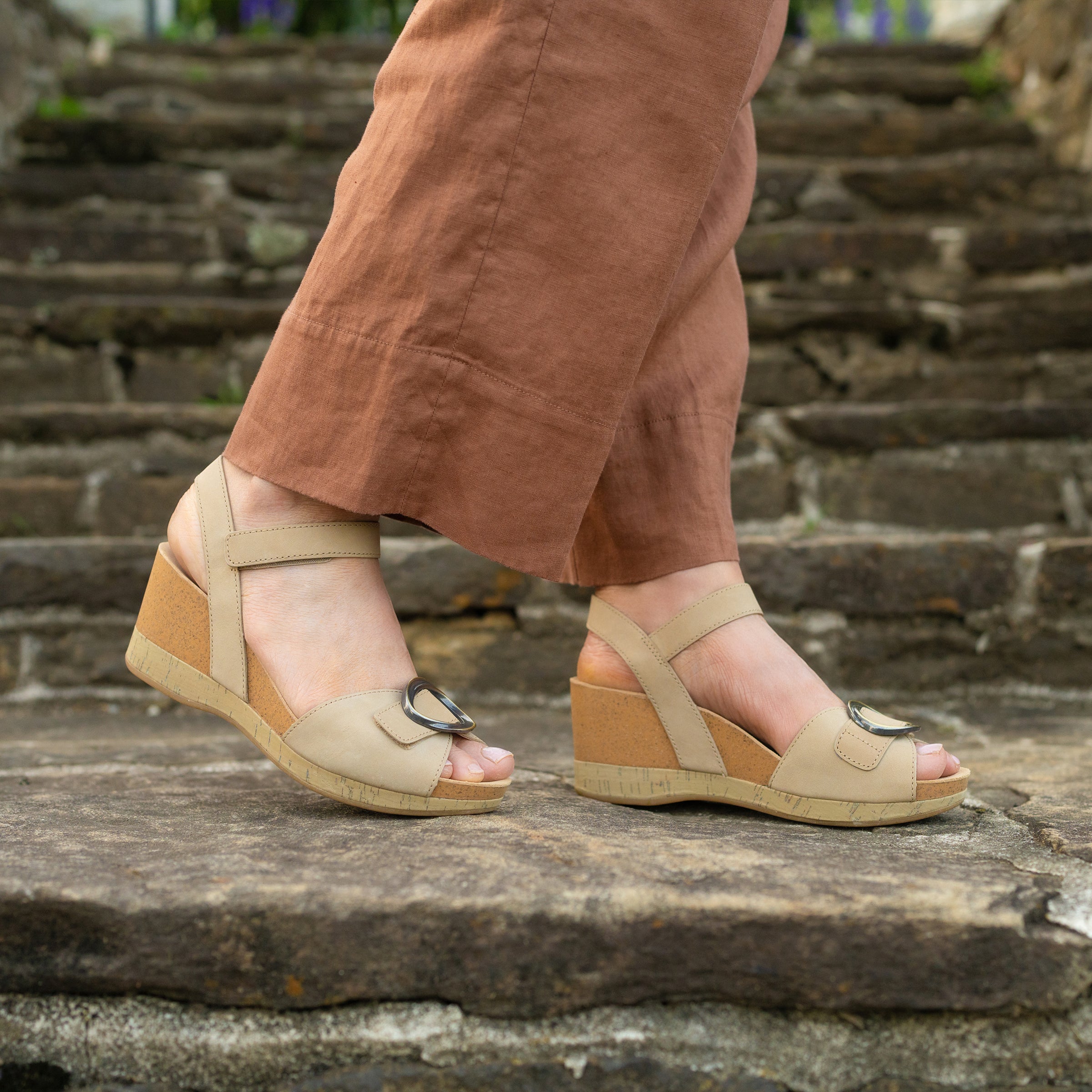 Stella Sand Milled Nubuck – Dansko