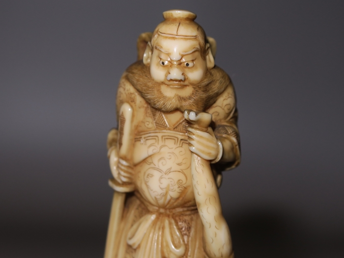 博物館展示レベル—幕末期セイウチ牙彫根付鬼を吊るす鍾馗 – 株式会社 明月