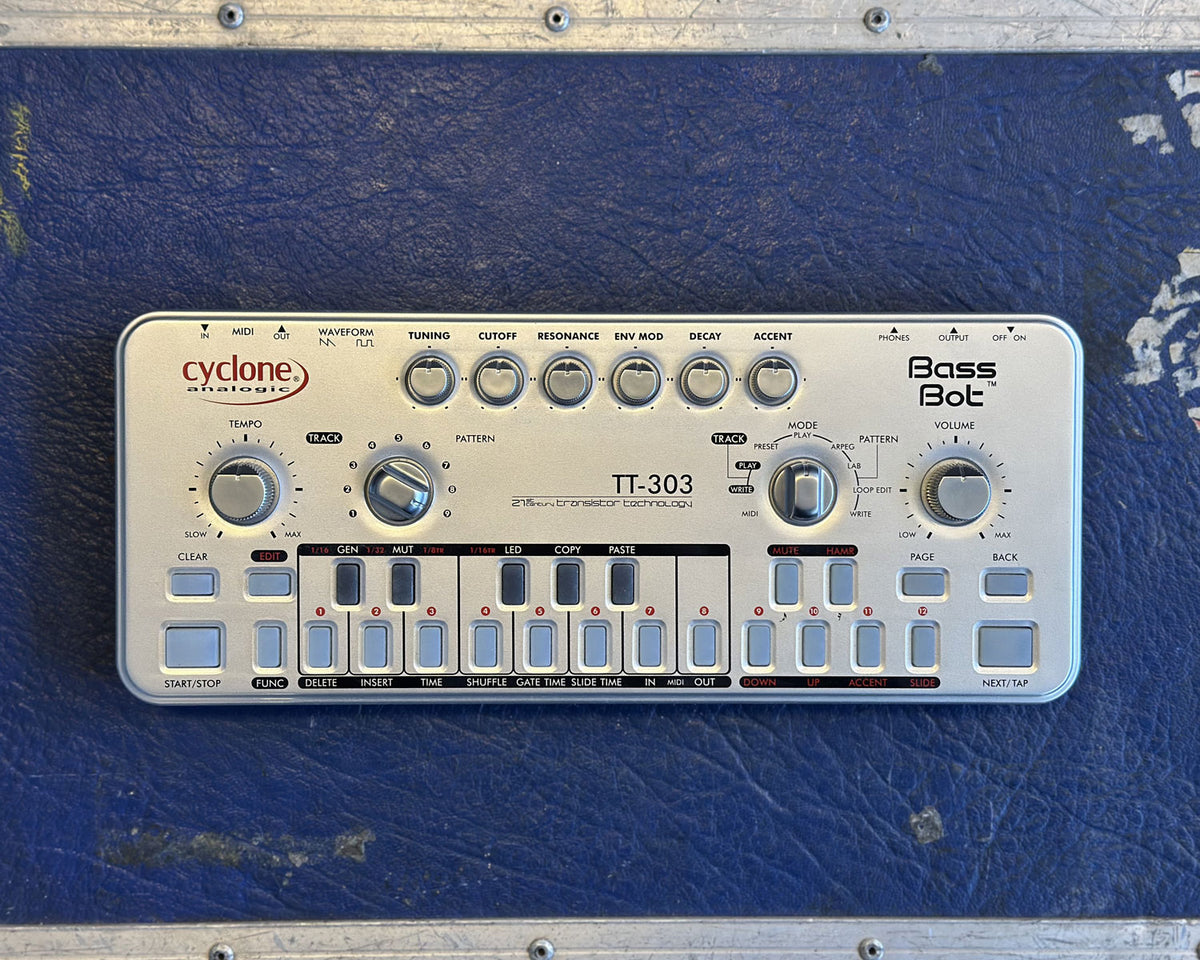 Cyclone Analogic Bass Bot TT-303 – Found Sound