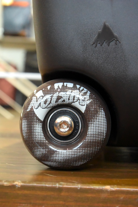 飛行機の機内に持ち込める便利な大きさ BURTON Wheelie Flight Deck