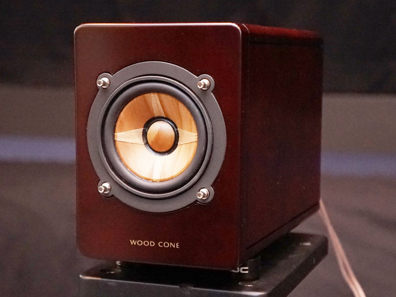 JVC、長年使い込んだ楽器からヒントを得た人工熟成響棒採用ウッド