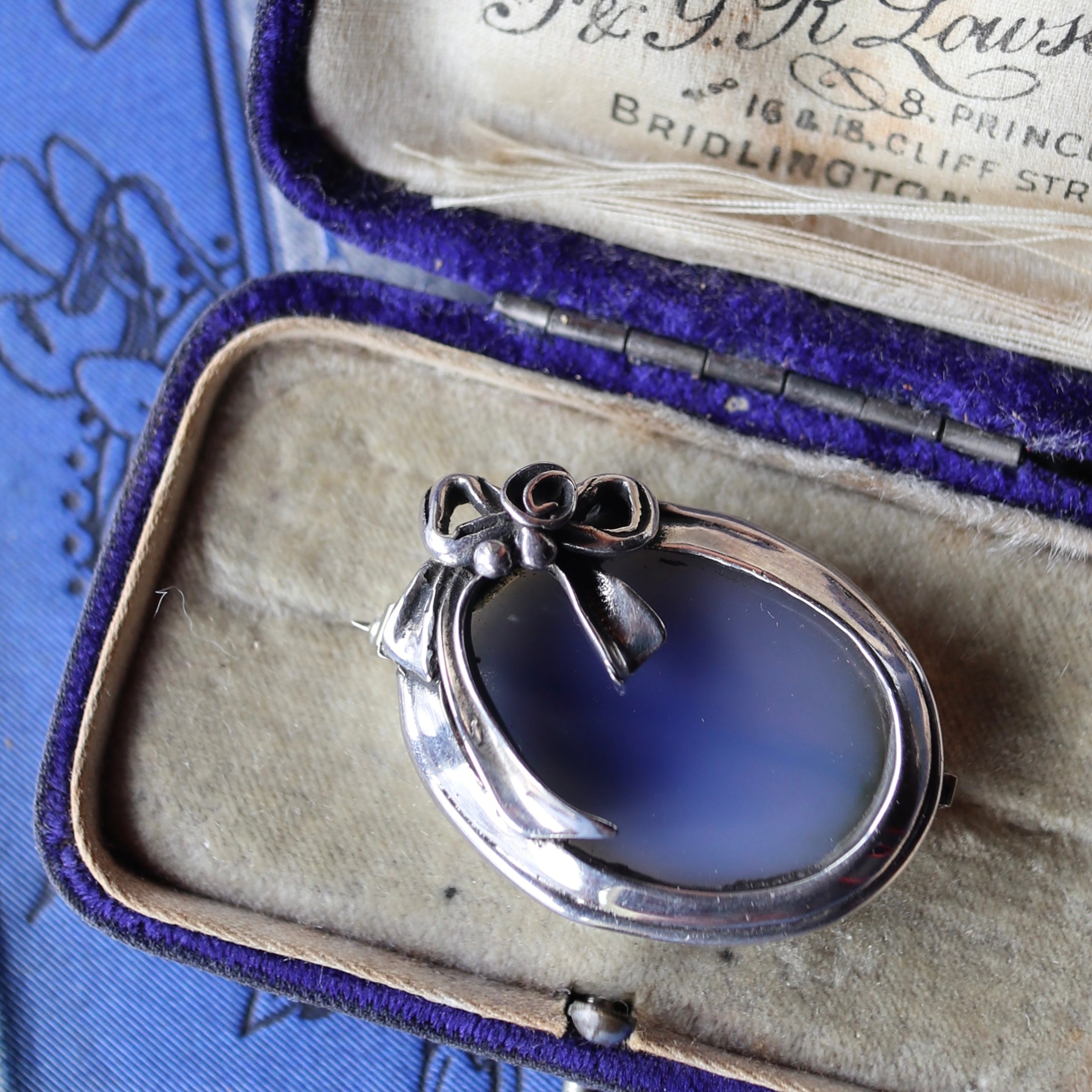 カルセドニー＆シルバー アンティークブローチ – Amelie Antique