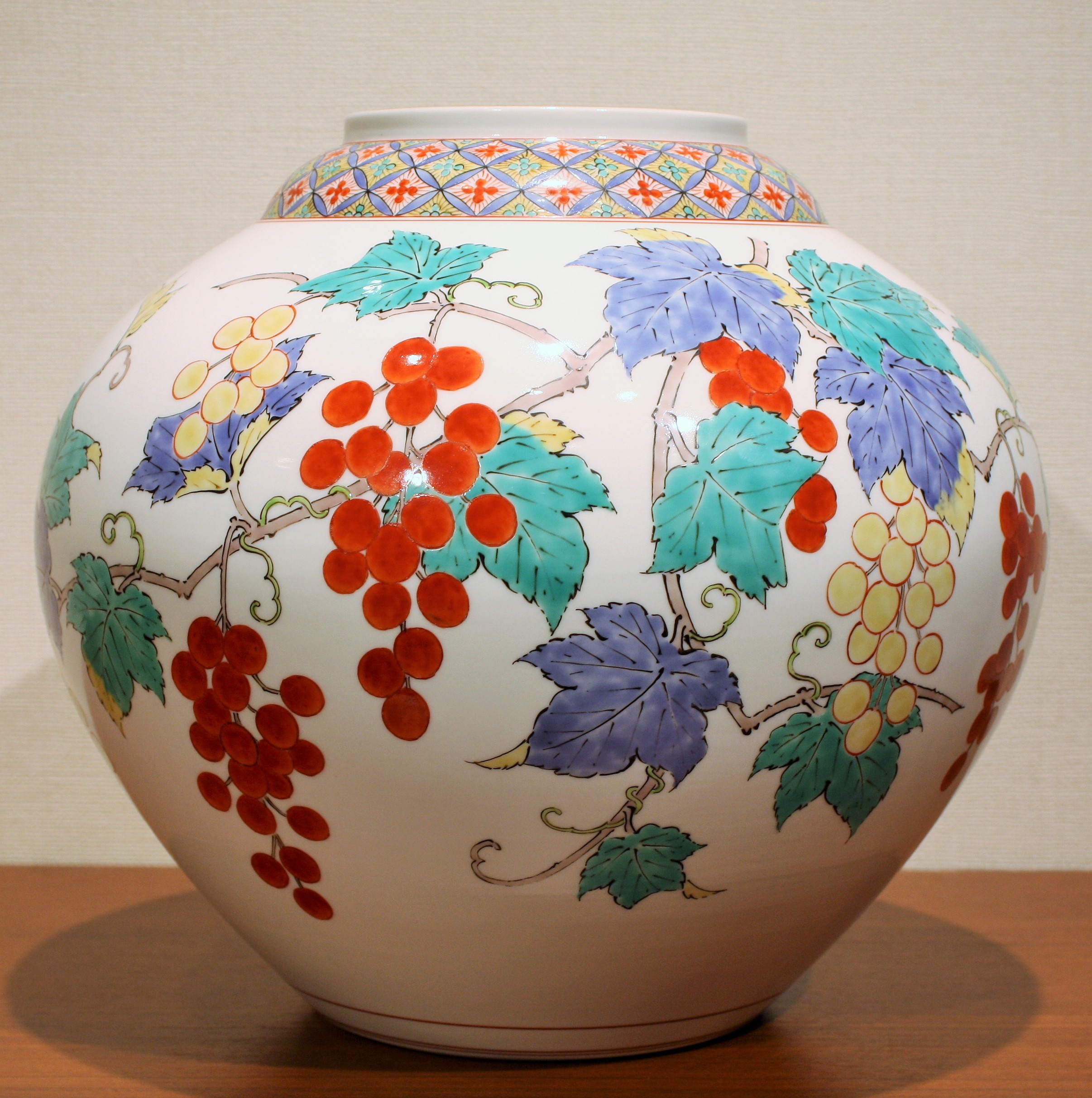 人間国宝 十四代 酒井田柿右衛門 本人最上位作 濁手 藤花文花瓶 共箱