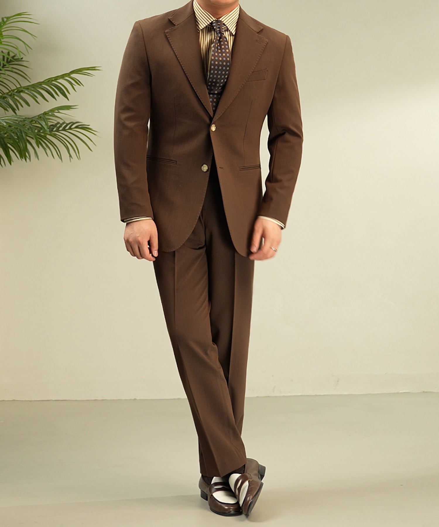 スリムフィット シングルブレスト ワイドカラー ノッチドラペル 2つ