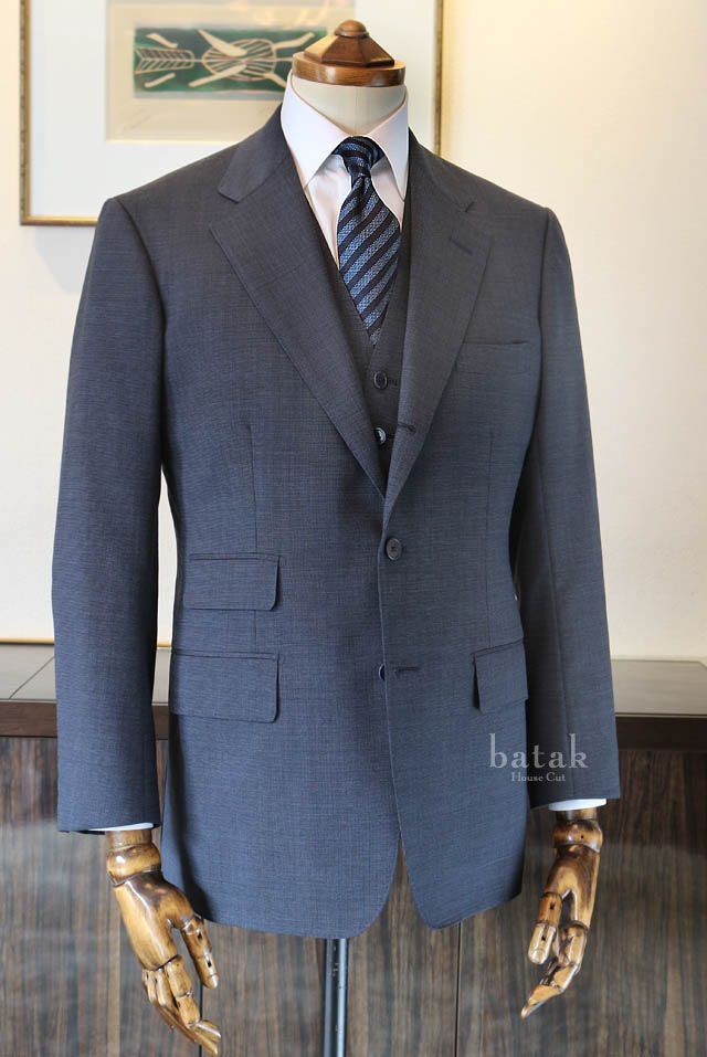 夏場まで視野に入れたスーツ選びを。 - batak