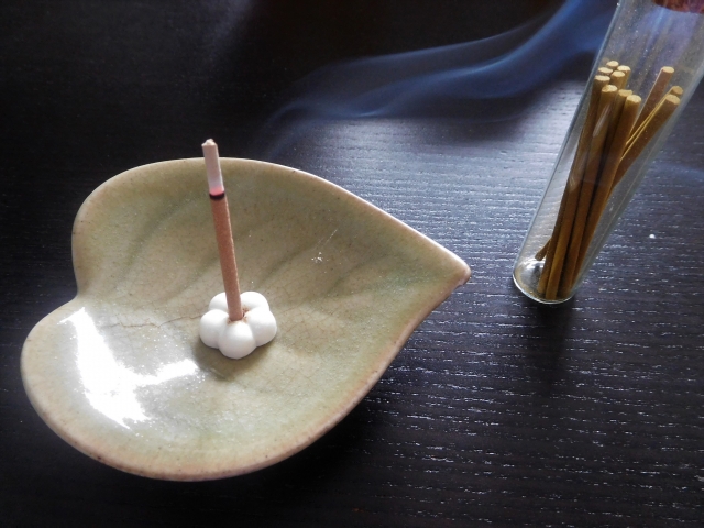 ベトナム沈香とは？伽羅との違いも詳しく解説 | 骨董品・古美術品の