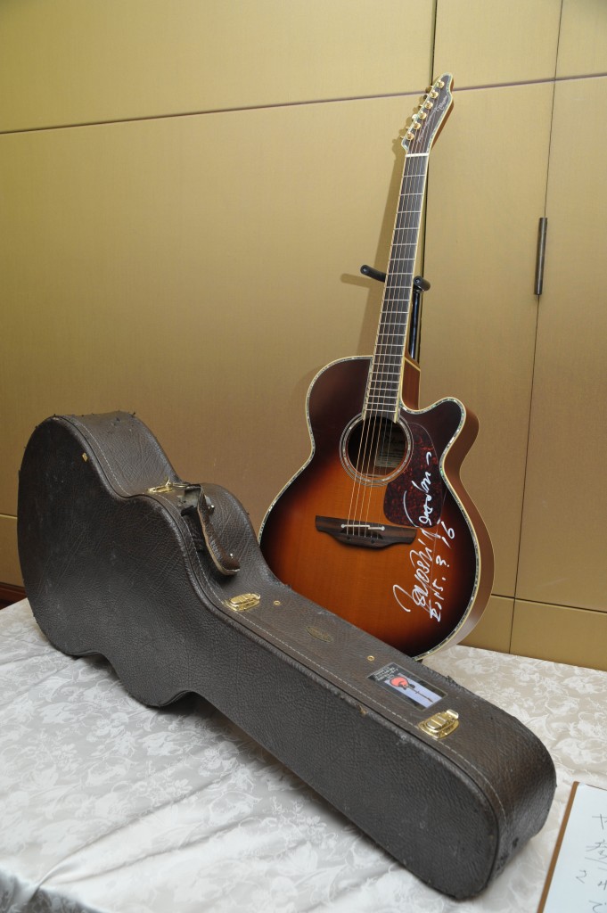 長渕剛 サイン入り愛用ギター「Takamine 500-6 Custom”2×2”」ヤフオク