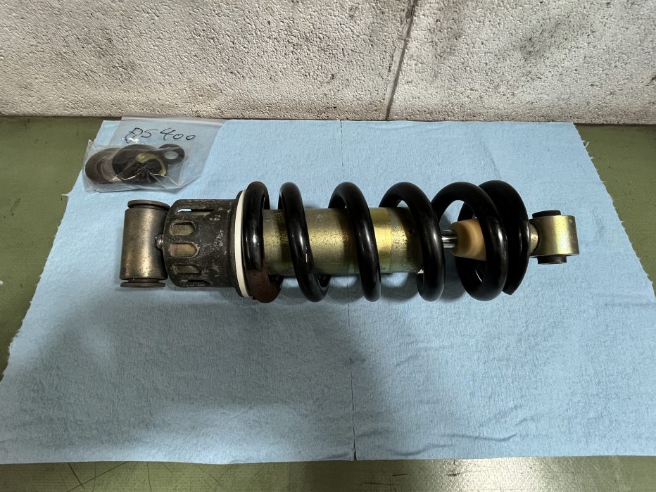 ドラッグスター400 純正リアショックのオイル漏れ修理 | johnny's factory