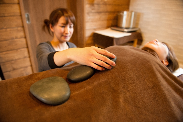 ホットストーンセラピーとは？ | 温石セラピー｜アロマ＆ホット