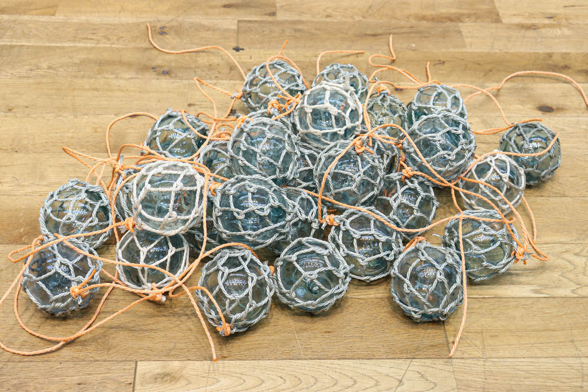 和ガラスの色味が風情ある網付き浮き玉 DC4641 在庫11個 – 古福庵