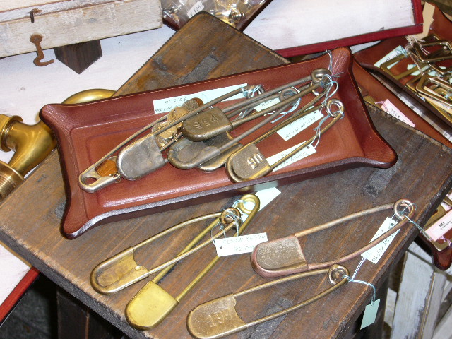 金具》巨大安全ピンも入りました: レザークラフト・フェニックス