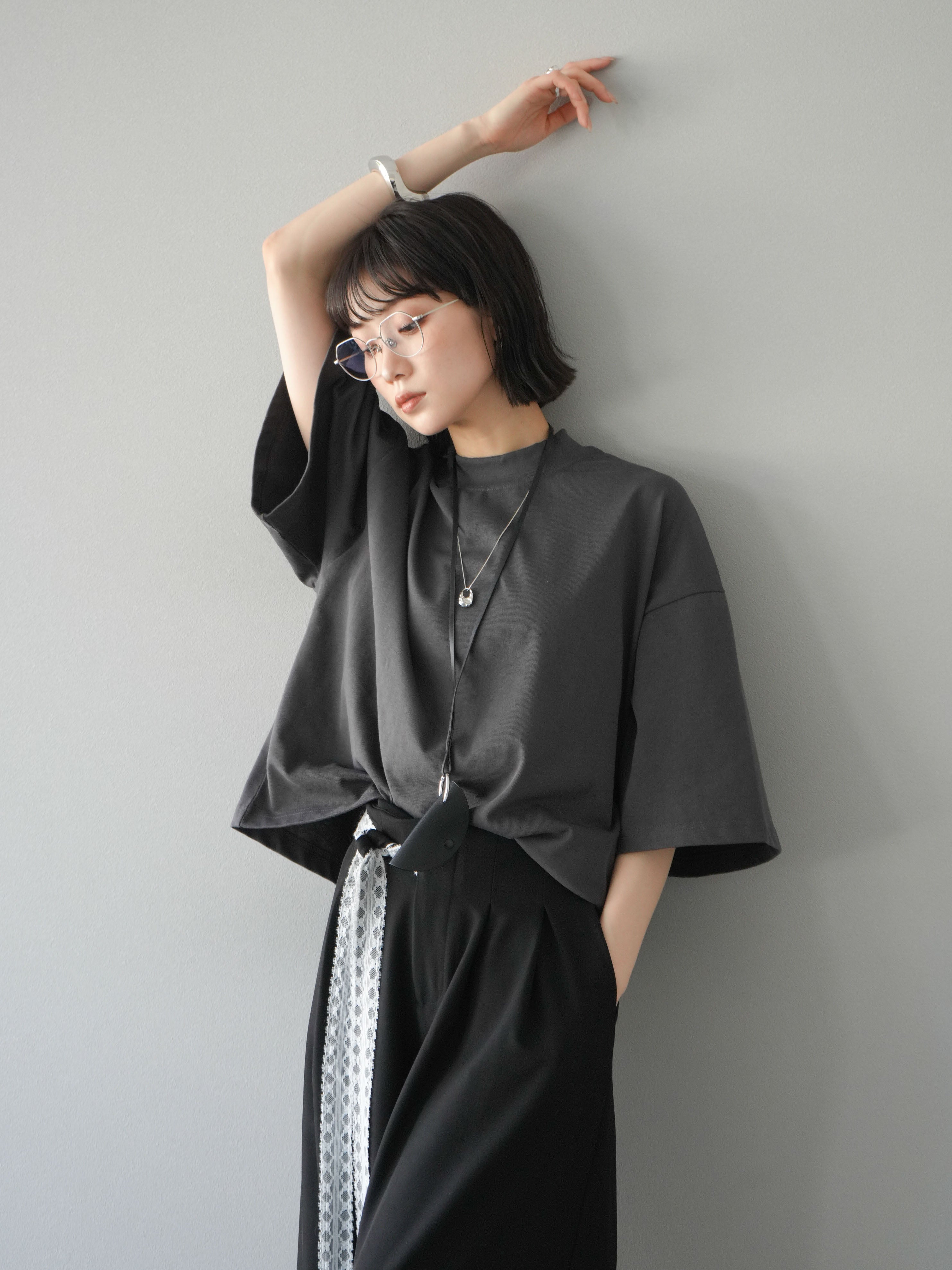 予約]モックネックコットンルーズTシャツ/チャコール – Lumier