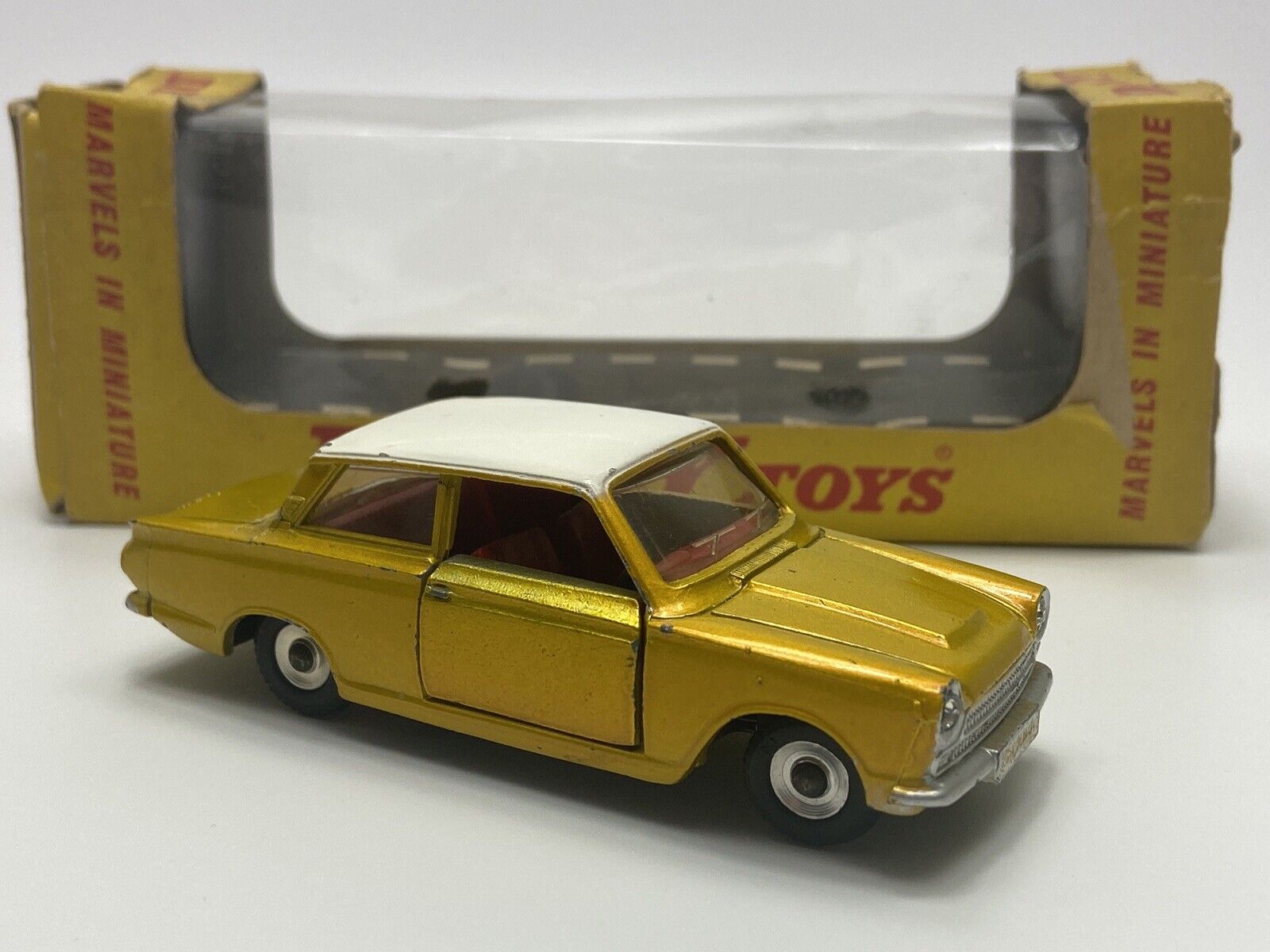 DINKY TOYS 133 FORD 1965 CORTINA WITH ORIGINAL BOX – LoftVintageToys