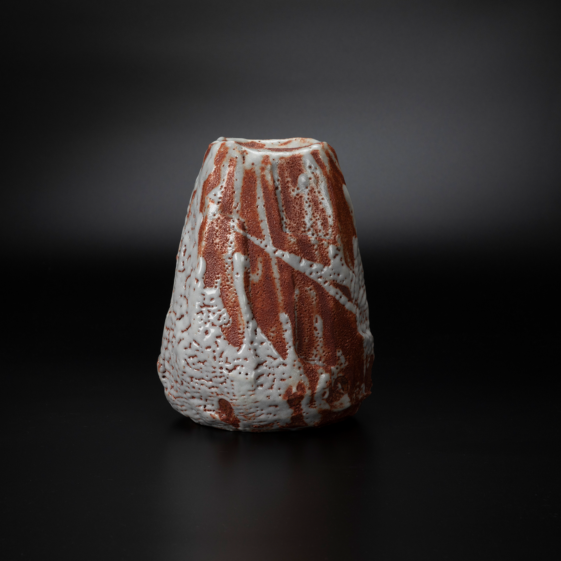 志野花入｜侘び寂びが息づく日本の伝統工芸品