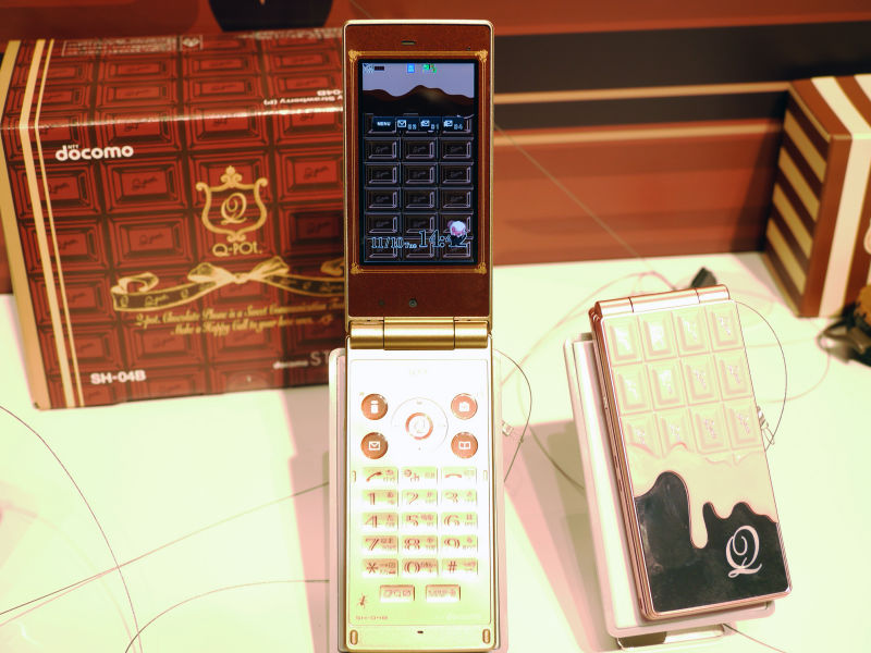 Looks Delicious! Chocolate-like Cell Phone 