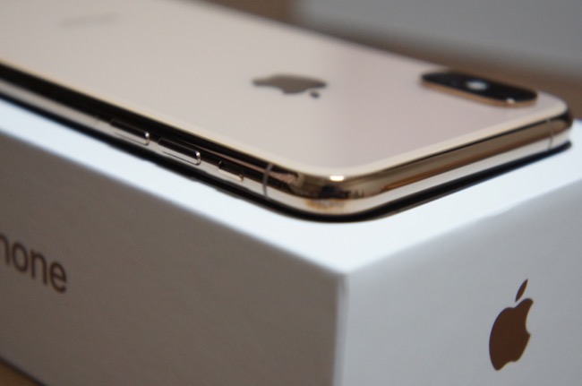 iPhone XS」開封の様子を写真で確認。新色ゴールドはギラつかず