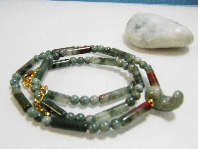 勾玉と管玉、古代には両者がペアで用いられた | 日本翡翠情報センター