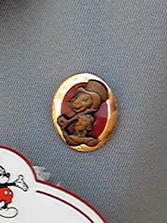 TDRのキャストって…（胸元のピンの意味など） | ☆新・ディズニー