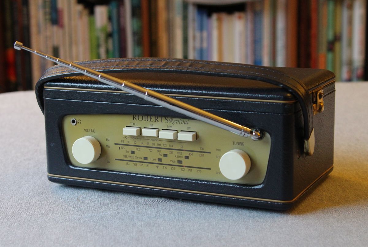 ROBERTS R250 BLUE BLACK REVIVAL RADIO - Radio Retro