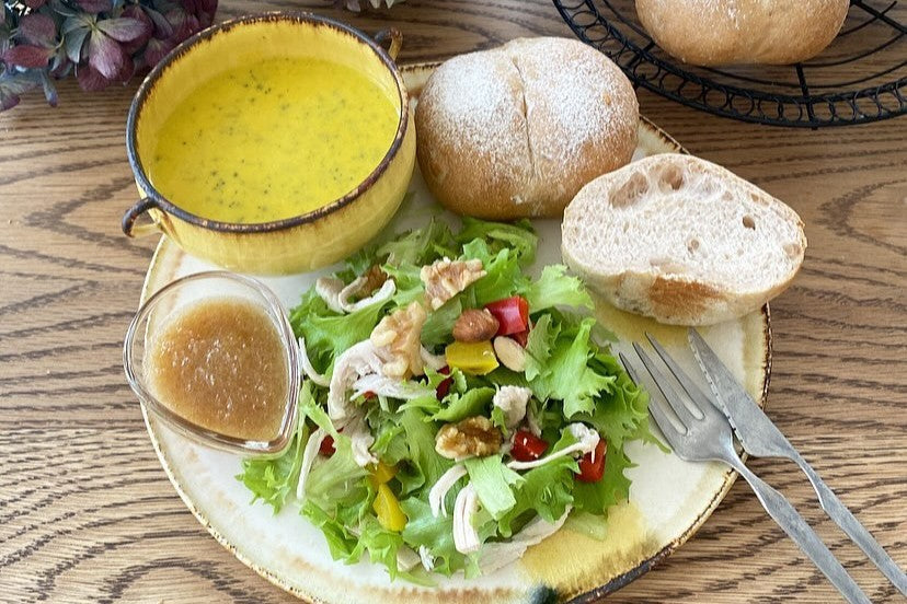 クルミとアーモンドで香ばしさ倍増、ヘルシーサラダ