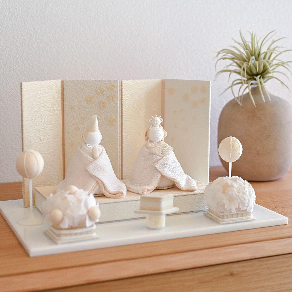 雛人形 HAKI（ハキ） 桜舞うお雛様 白粋｜出産祝い・ベビー用品通販の