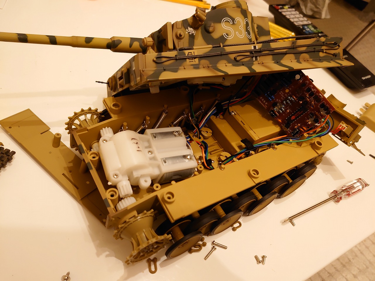 東京マルイ 1/24 RCバトルタンク タイガーI (迷彩仕様) を分解してみた