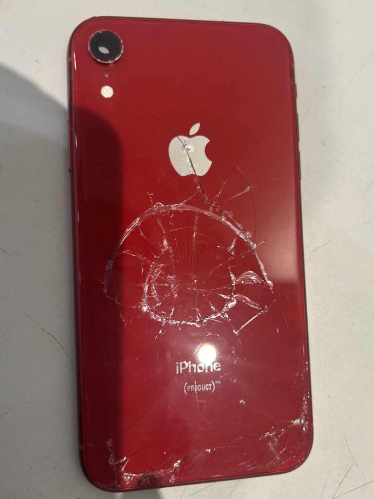 柏原市よりiPhone XRの背面ガラス割れを修理！ | iPhone修理 スマート