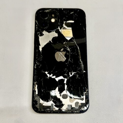 スマホの背面割れを放置するとどうなる？修理スタッフが解説