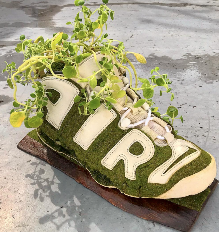 劣化の正当化 SHOETREE」スニーカーの美しさとは -