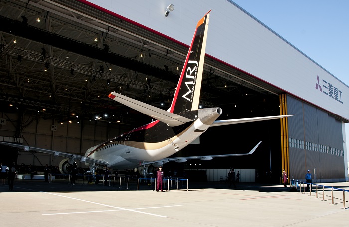 夢と希望を乗せて」 三菱航空機のMRJ、ついにロールアウト - TRAICY