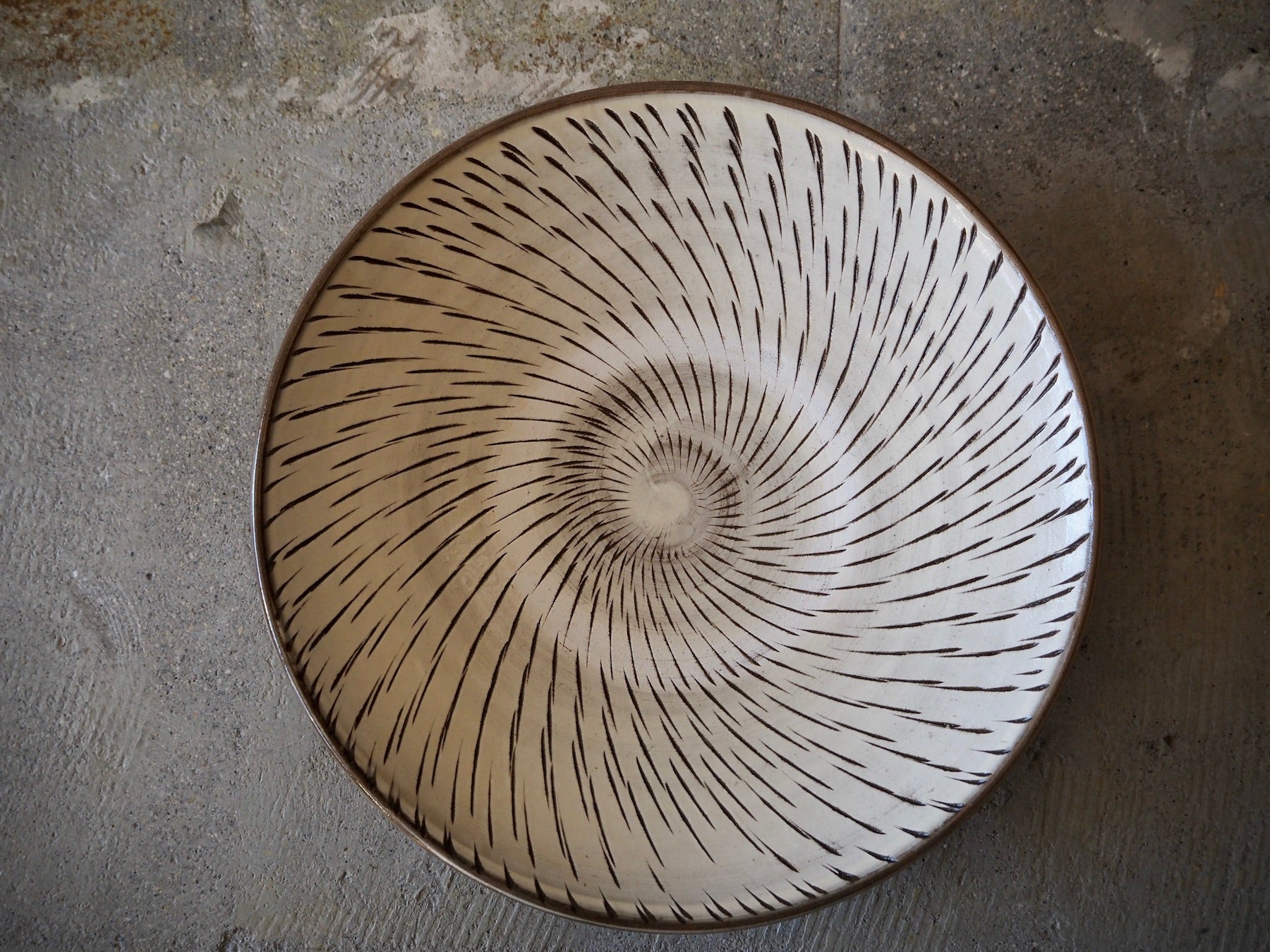 小鹿田焼 坂本工窯 9寸皿 飛び鉋 白 – つむぐ舎