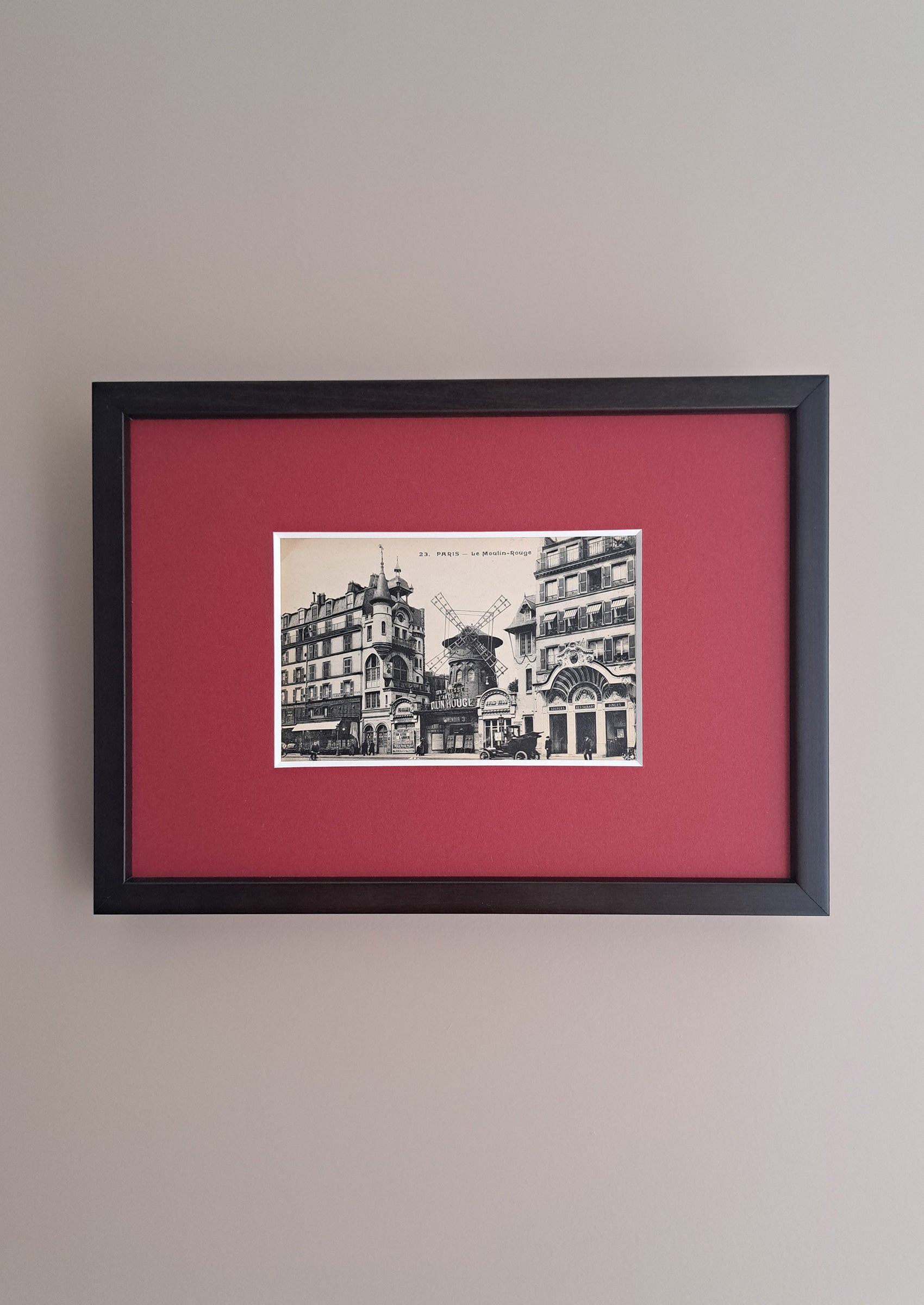 ムーラン・ルージュ（赤い風車）とT型フォード》1910年頃 モンマルトル