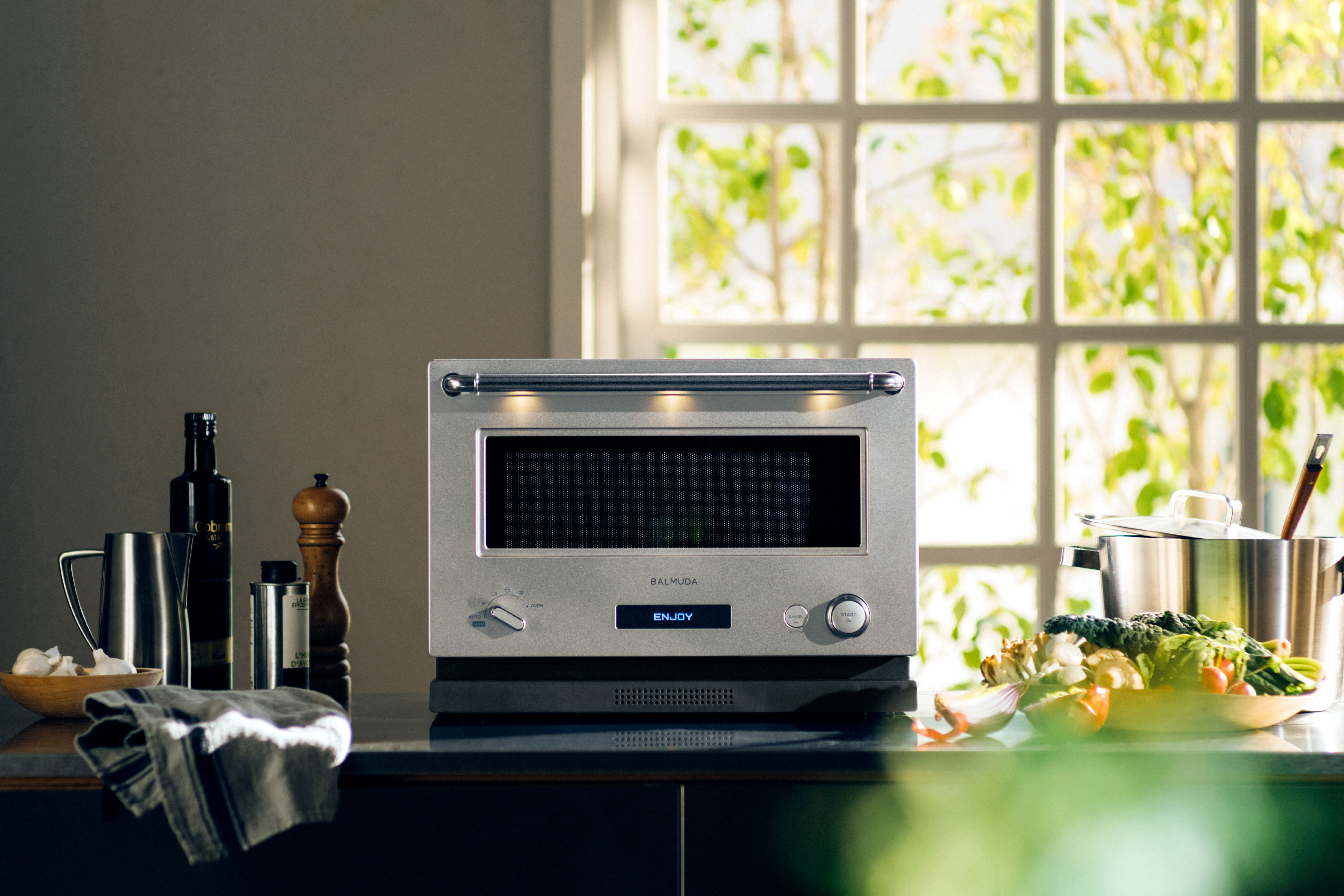 シンプルで楽しいオーブンレンジ「BALMUDA The Range」新モデルを発表
