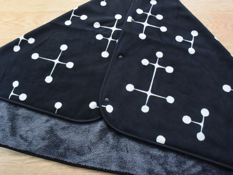 ブラックもイイです…ユニクロ「イームズフリースブランケット