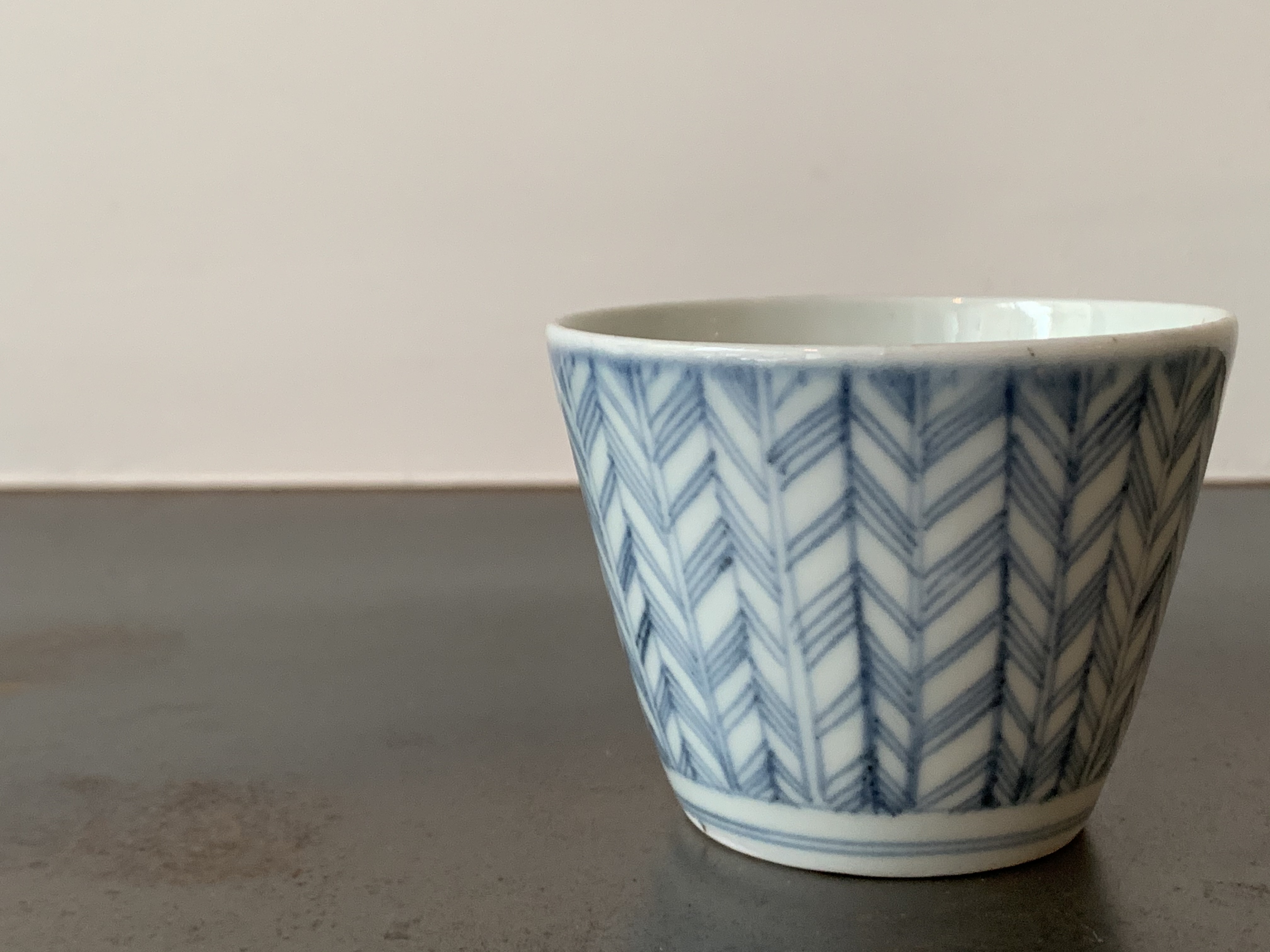 古伊万里矢羽文蕎麦猪口｜古美術 桃凛