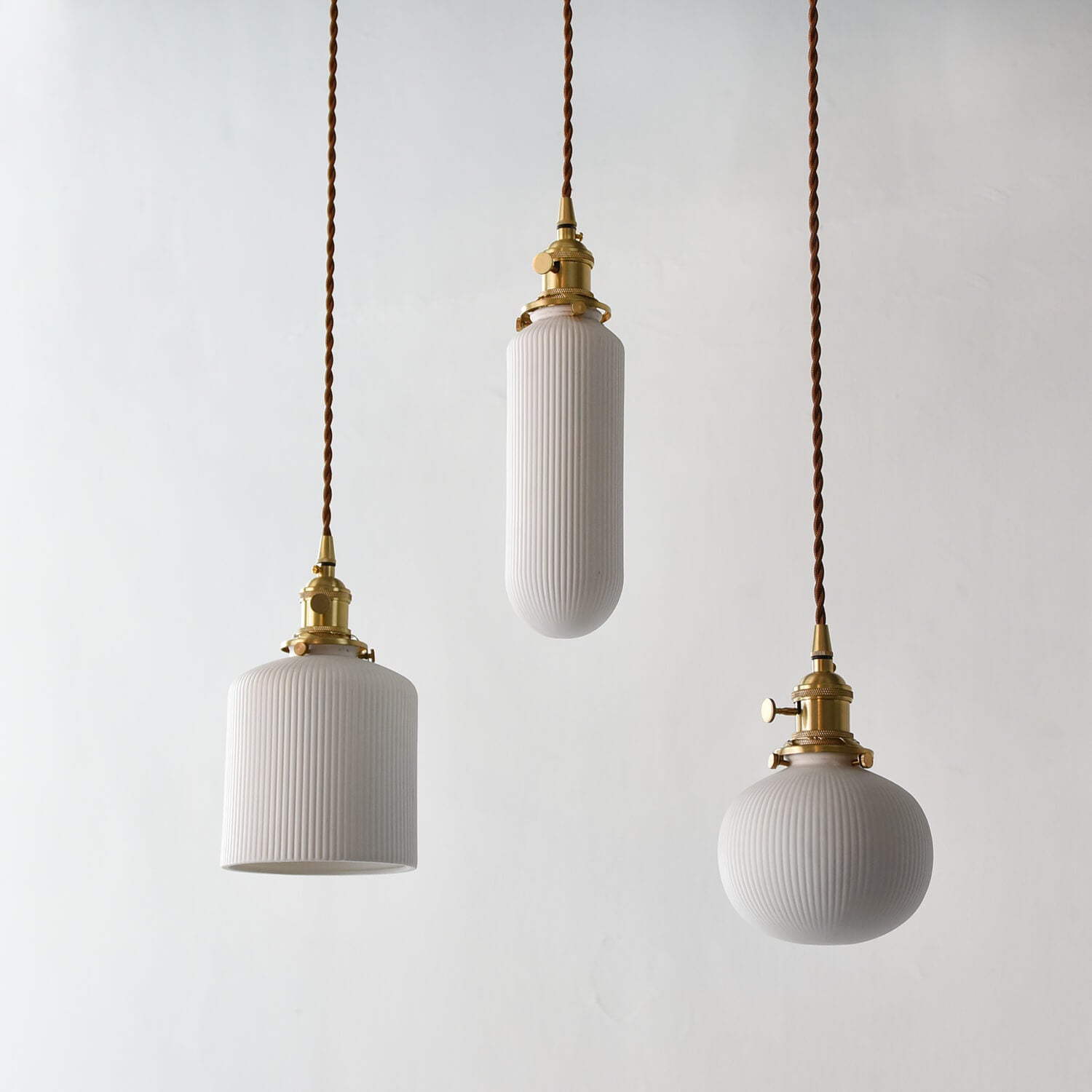 レトロな陶器の乳白シェードが柔らかな光を放つプレアテペンダント