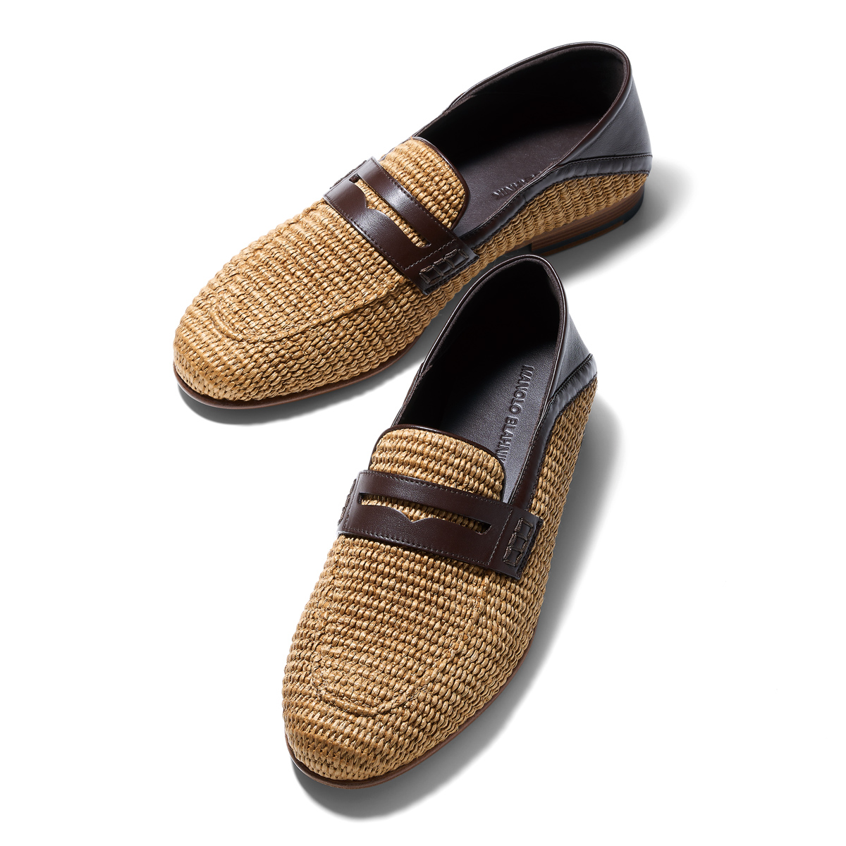 軽やかさの中に上品さが漂うマノロ ブラニクの「PADSTOW」／コニサーズ