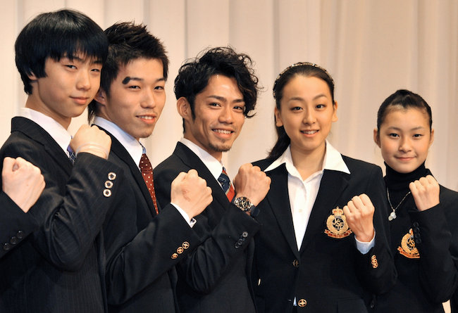 写真特集 - 記者会見後、ガッツポーズをする（左から）羽生結弦、無良