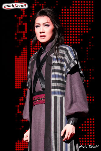 asahi.com（朝日新聞社）：長身コンビで迫力アップ 宝塚星組『太王四神