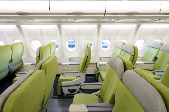 スカイマーク、A330とグリーンシートお披露目 西久保社長「広いシート