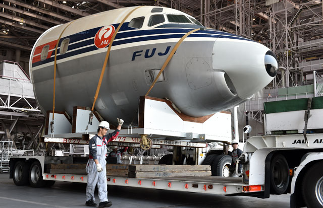 JAL、「空の貴婦人」DC-8富士号を陸送