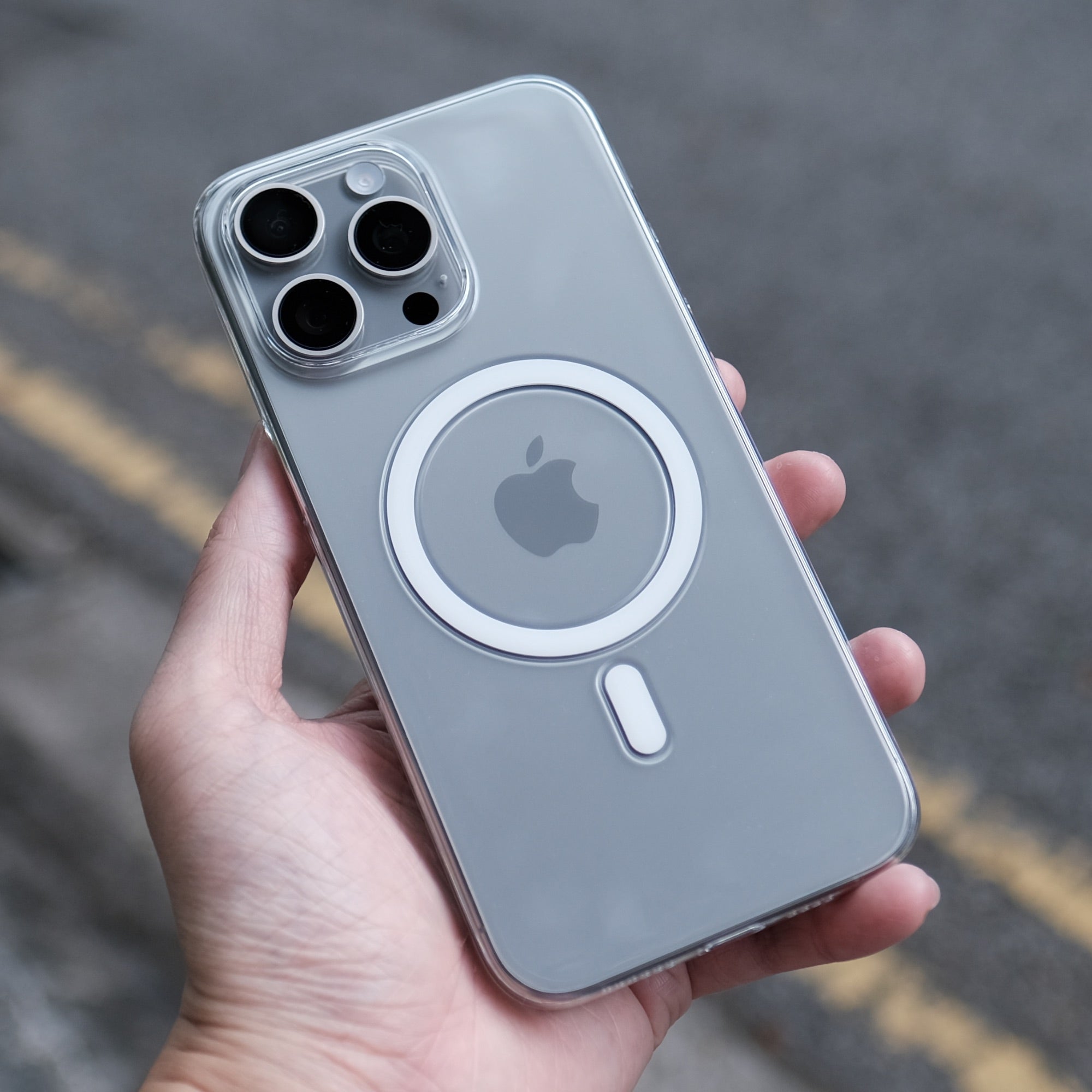 The Bare Case - iPhone 15 Pro Max 用の最薄 MagSafe ケース