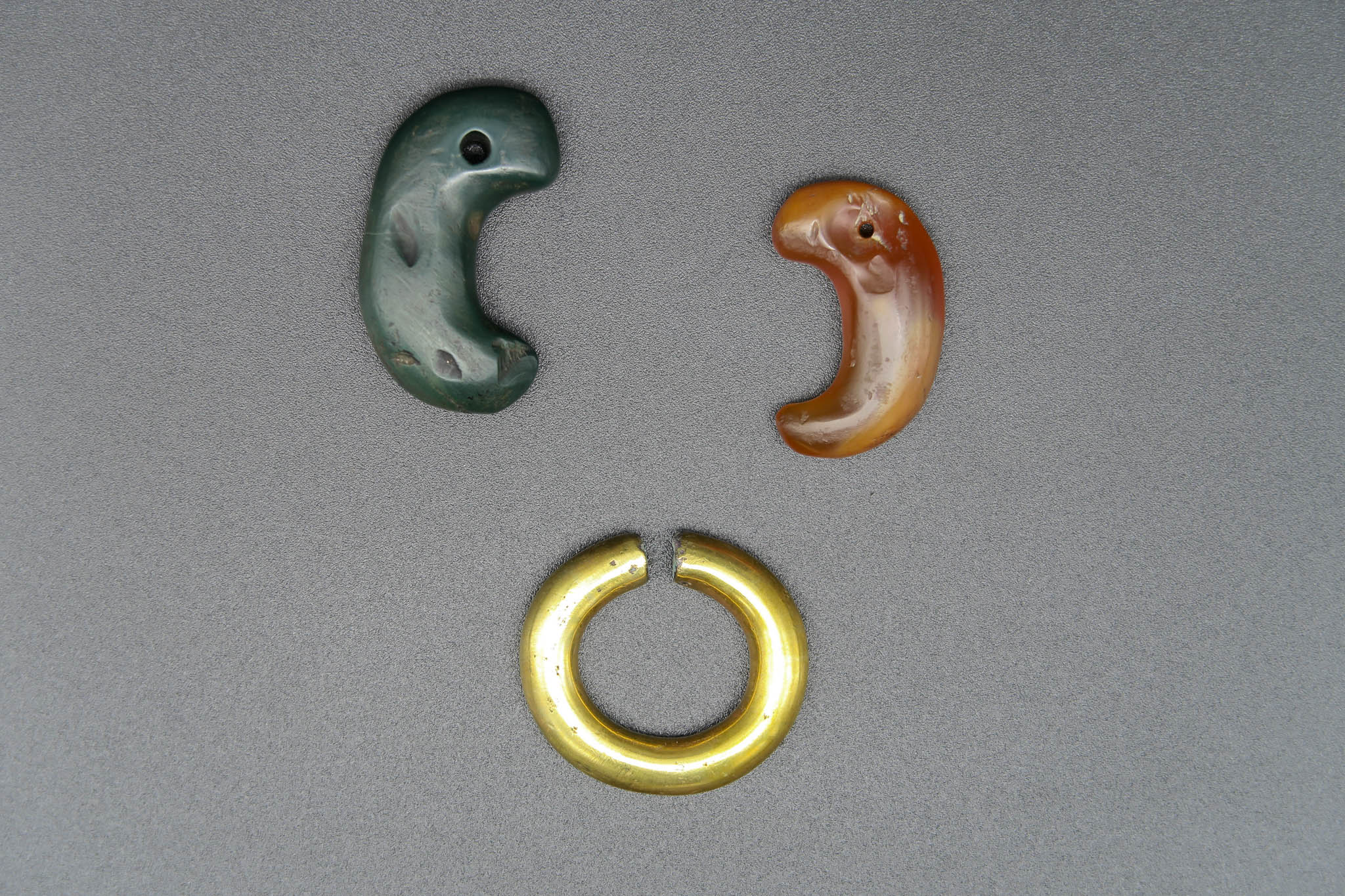 有)いけだ古美術 - 古墳時代 勾玉と金環 | 古美術品専門サイト