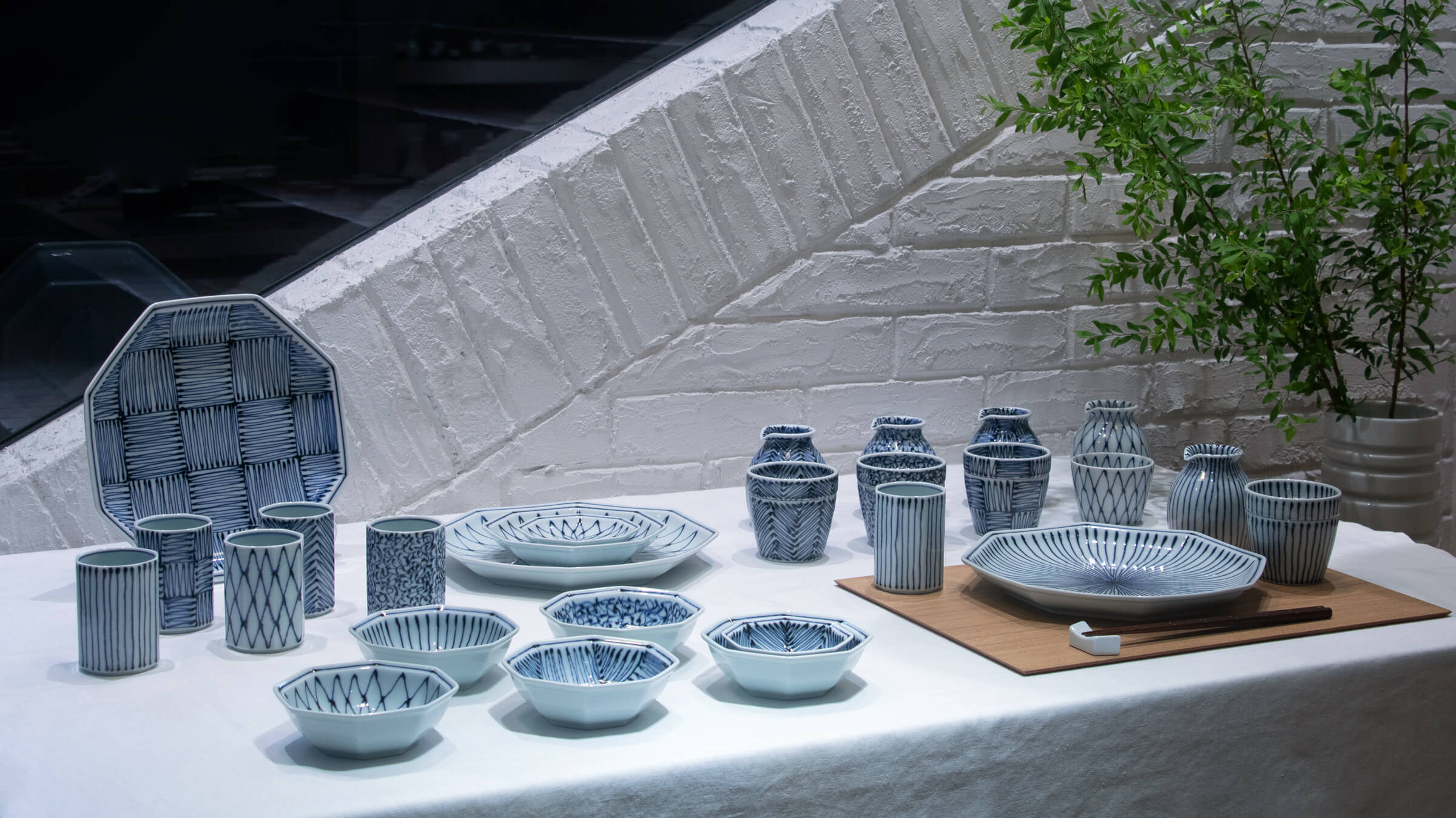 東京ショールーム / ディスプレイ】「Blue & White」の店頭の様子をご