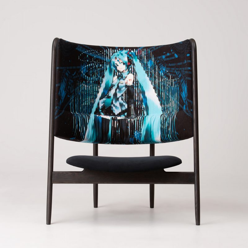 カンディハウス “初音ミク × 旭川家具”の融合 アートチェアを限定発売 ▻