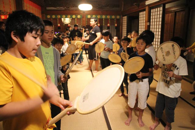 12日夜の本成寺・御会式の万灯行列に向けて子どもたちがうちわ太鼓の練習